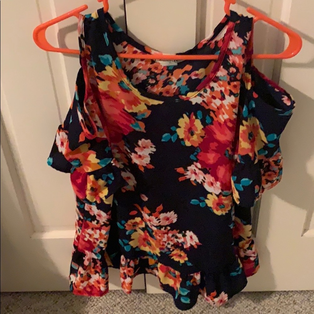 Short sleeve cold shoulder top